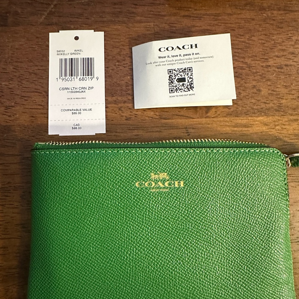COACH - NWT - GREEN Wristlet